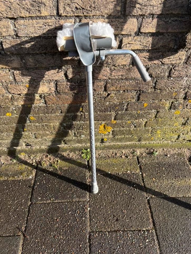 Onderarmschaal krukken. De onderarmkruk, ook wel schaalkruk, Diversen, Loopkrukken, Gebruikt, In hoogte verstelbaar, Ophalen of Verzenden