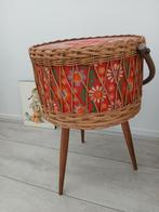 Retro naaimand/tafel, Ophalen, Rond, Retro