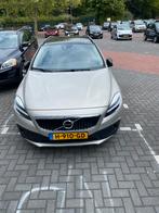 Volvo V40 1.5 T3 152PK Geartronic 2020 Bruin, Auto's, Zwart, 4 cilinders, 152 pk, Particulier