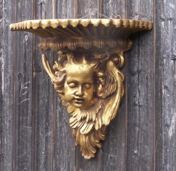 hele oude goudkleurige kerkconsole met een engel of putti. beschikbaar voor biedingen