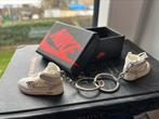 Nike air jordan sleutelhanger met mini schoenendoos, Nieuw, Ophalen of Verzenden, Wit, Sneakers of Gympen