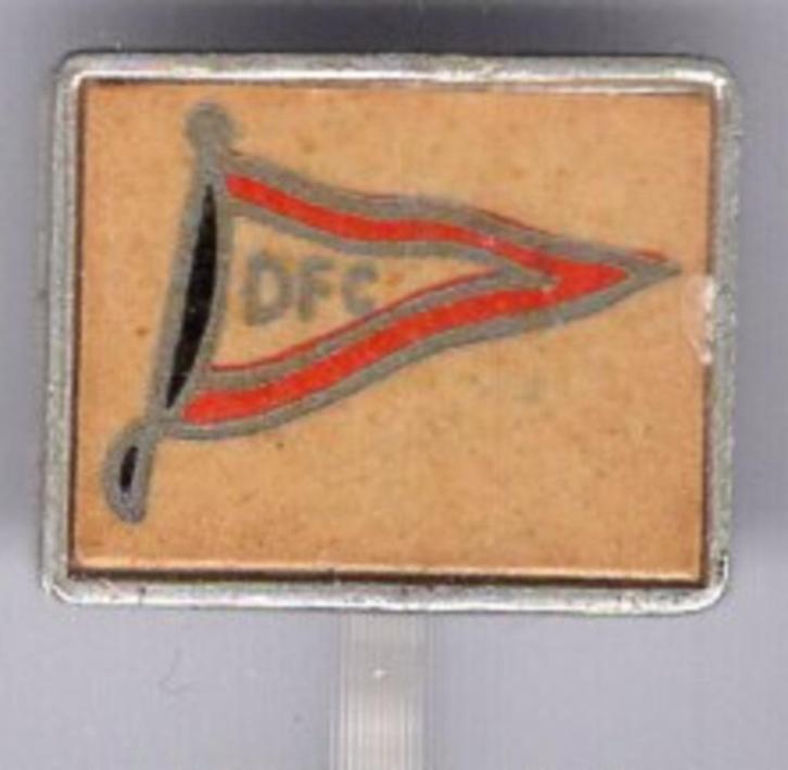 D.F.C. papier aluminium voetbalclub speldje ( Y_038 ), Verzamelen, Speldjes, Pins en Buttons, Zo goed als nieuw, Speldje of Pin