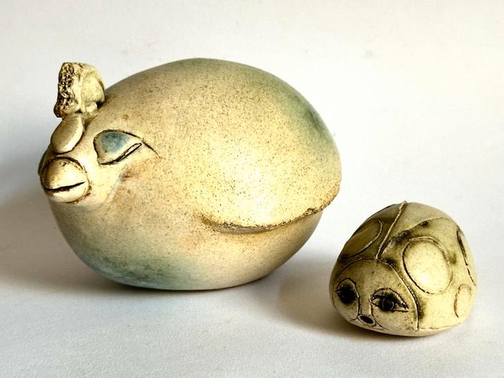 Ciska Kok keramiek: Kip & Lieveheersbeestje Sculptuur, Antiek en Kunst, Antiek | Keramiek en Aardewerk, Ophalen of Verzenden