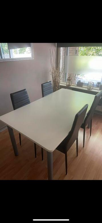 Eettafel en 4 stoelen  beschikbaar voor biedingen