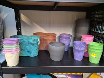 Nieuwe Kunststof Bloempotten - Diverse Kleuren beschikbaar voor biedingen