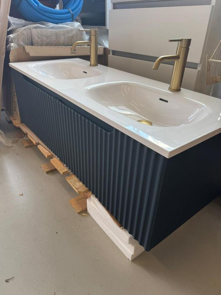 Marine blauw geribbeld badmeubel met geborsteld goud kranen, Huis en Inrichting, Badkamer | Badkamermeubels, Nieuw