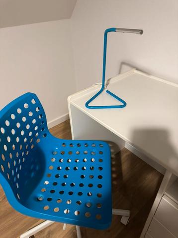 Bureaustoel en Bureaulamp beschikbaar voor biedingen