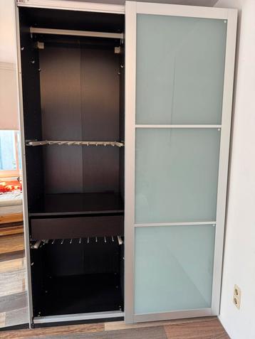 In Den Haag!. IKEA PAX Kast donker bruin met schuifdeuren. beschikbaar voor biedingen