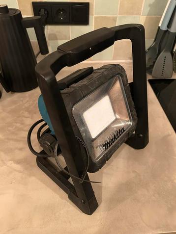 Makita DML805 LED Bouwlamp + 18V 5.0Ah Accu beschikbaar voor biedingen