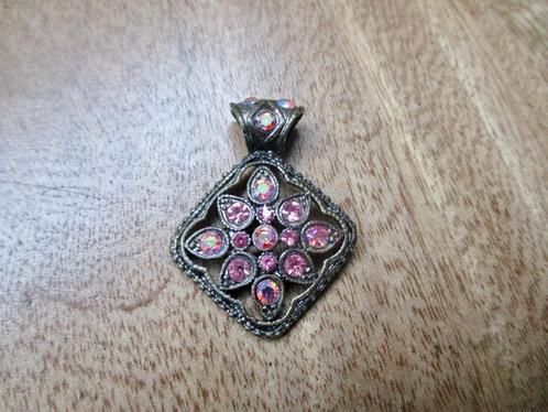 Zilverkleur hanger ruit model roze aurora borealis steentjes, Sieraden, Tassen en Uiterlijk, Kettinghangers, Zo goed als nieuw