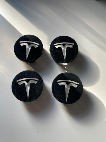 Tesla 3 Wireless Charger, SD harddisk, naafdoppen, raamfolie beschikbaar voor biedingen