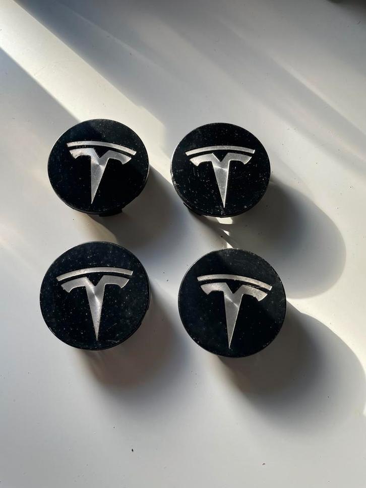 Tesla 3 Wireless Charger, SD harddisk, naafdoppen, raamfolie, Auto diversen, Wieldoppen, Zo goed als nieuw, Ophalen of Verzenden