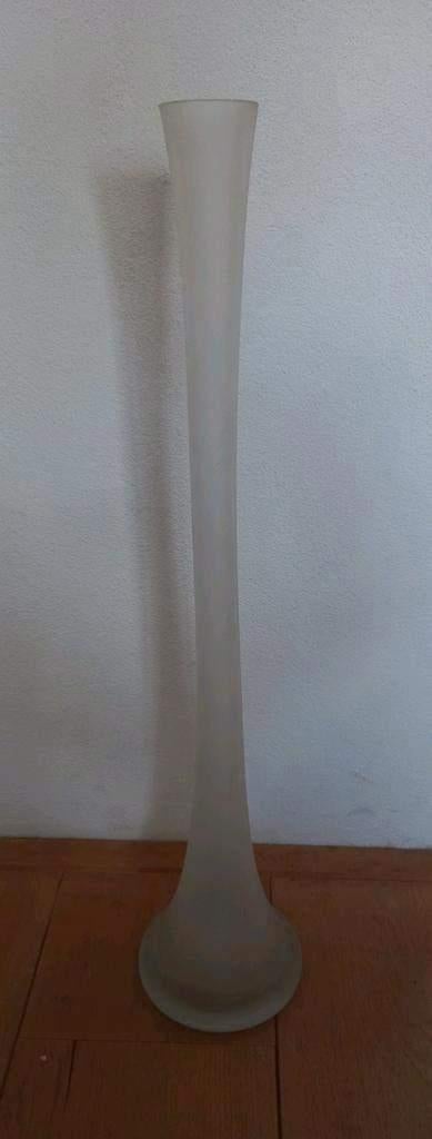 Hoge smalle vaas van melkglas., Ophalen, Overige kleuren, 50 tot 75 cm, Glas