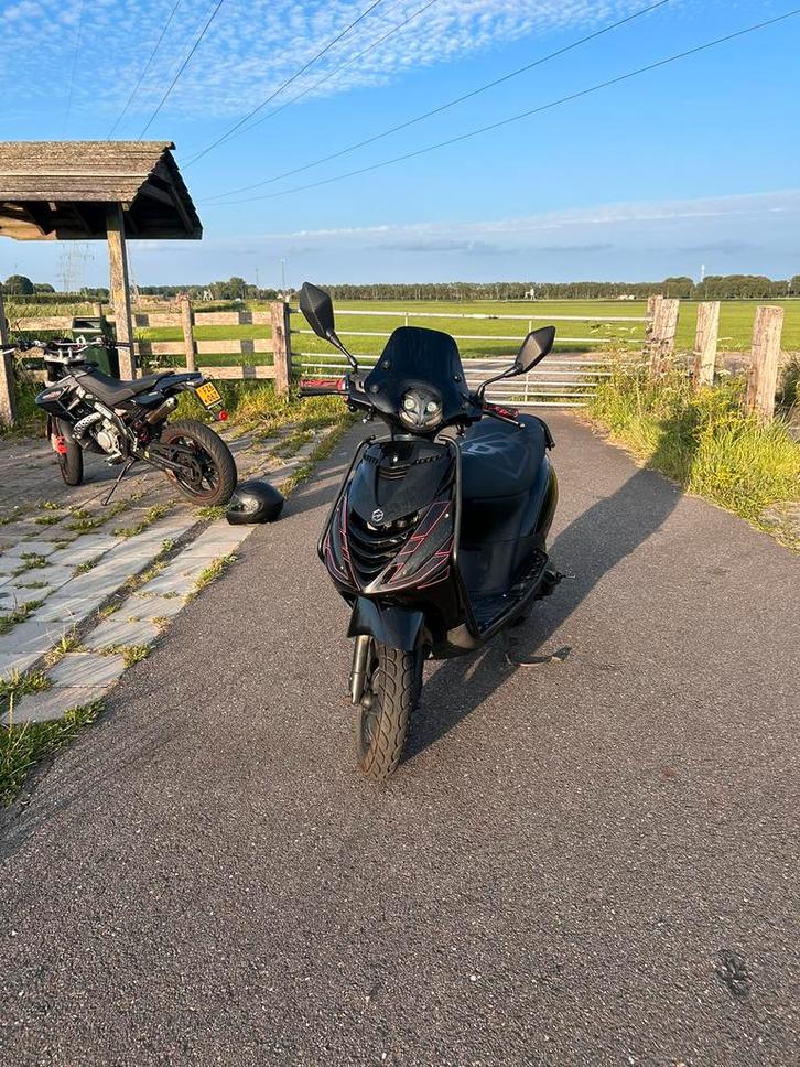 Piaggio zip 2 takt 50 cc, Fietsen en Brommers, Scooters | Piaggio, Zo goed als nieuw, Zip, Maximaal 45 km/u, Tweetakt, Ophalen