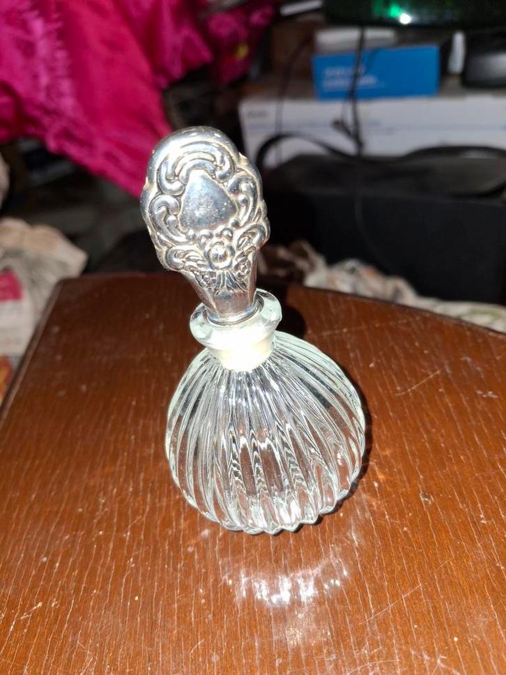 Antiek Parfumflesje met Zilveren Dop, Antiek en Kunst, Antiek | Glas en Kristal, Ophalen of Verzenden