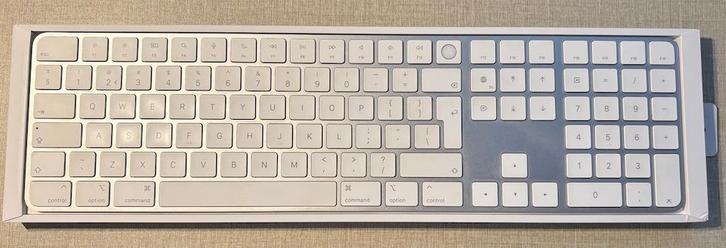 Apple Magic Keyboard with Touch ID and Numeric Keypad, Computers en Software, Toetsenborden, Zo goed als nieuw, Qwerty, Draadloos