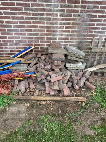 Div.o.a.klinkers 20x7x4,5, betonstenen 10x10x6, tegels 30x30 beschikbaar voor biedingen