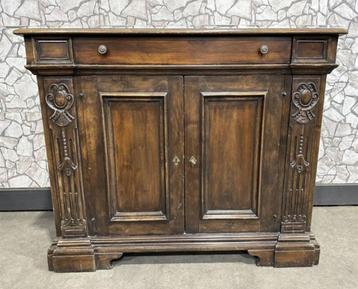 Antiek notenhouten dressoir met gebeeldhouwde decoraties Ik  beschikbaar voor biedingen