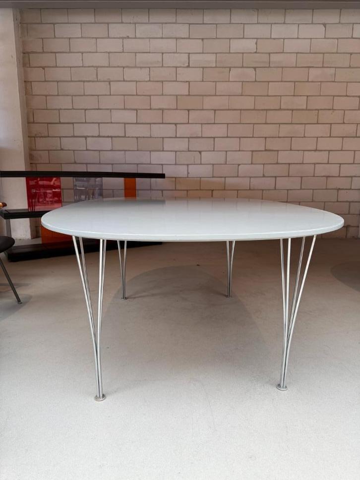 Fritz Hansen Superellipse spanpoot tafel (grijs), Huis en Inrichting, Tafels | Eettafels, Gebruikt, 50 tot 100 cm, Vijf personen of meer