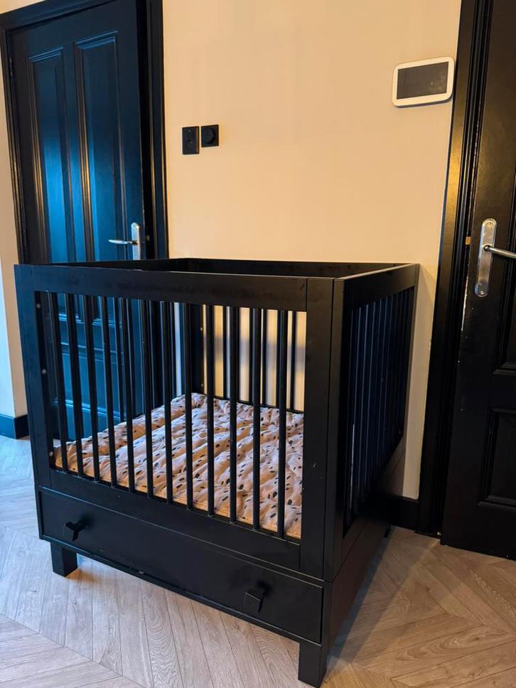 Baby box zwart hout incl boxkleed - goede staat, Kinderen en Baby's, Boxen, Zo goed als nieuw, Boxkleed, Ophalen
