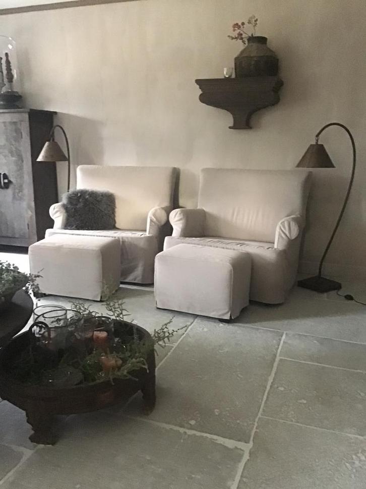 Twee landelijke loveseats en hockers, Huis en Inrichting, Stoffering | Vloerbedekking, Zo goed als nieuw, minder dan 10 m², Ophalen