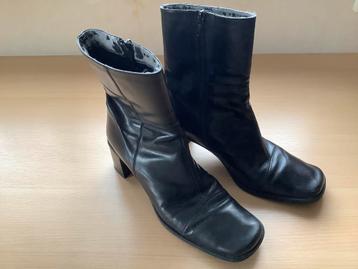 Enkellaarsjes maat 39, zwart leer. beschikbaar voor biedingen