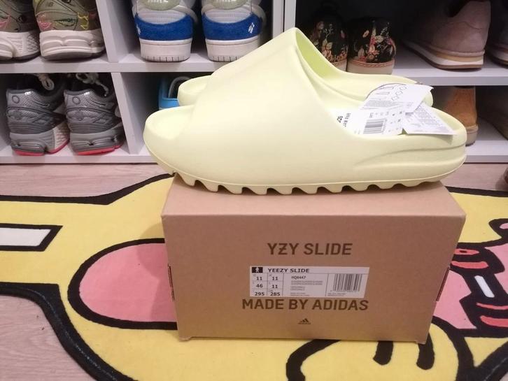 Adidas yeezy slide Glow Green, Kleding | Heren, Schoenen, Nieuw, Slippers, Overige kleuren, Ophalen of Verzenden