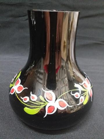 Zwarte bolvormige vaas beschikbaar voor biedingen