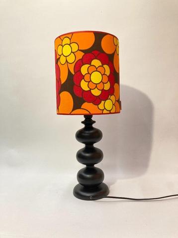 Retrolamp rood oranje met zwarte voet beschikbaar voor biedingen