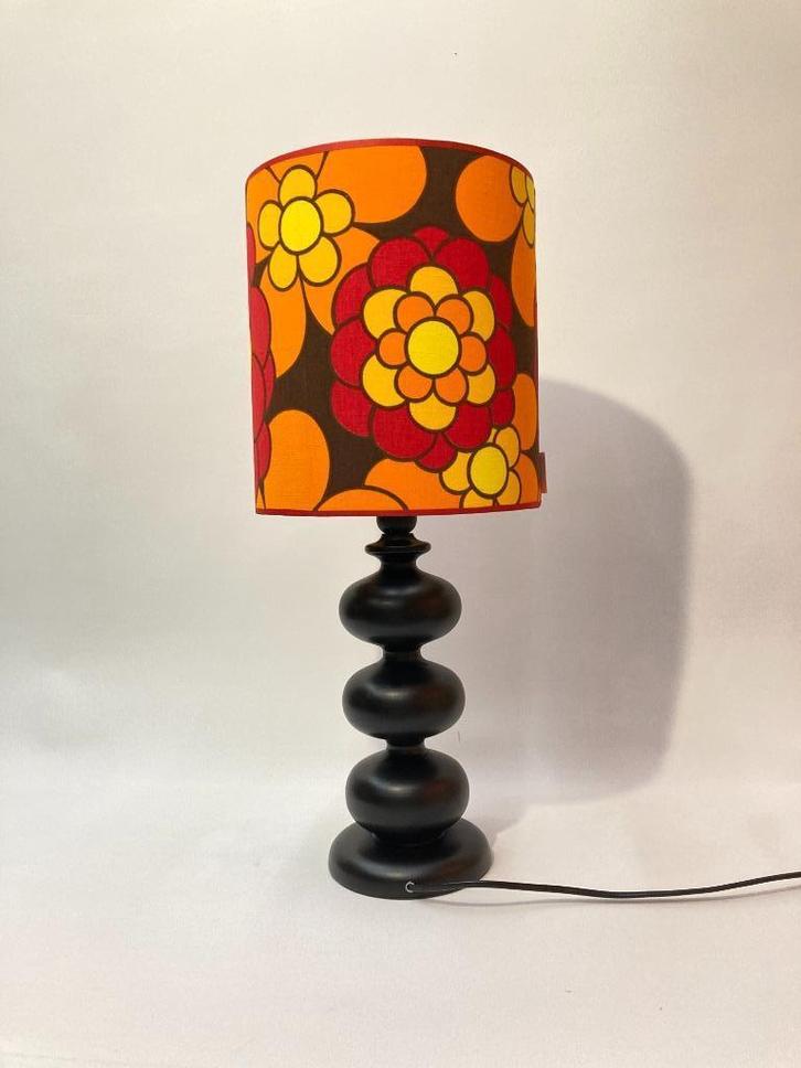Retrolamp rood oranje met zwarte voet, Huis en Inrichting, Lampen | Tafellampen, Zo goed als nieuw, 50 tot 75 cm, Hout, Stof, Ophalen of Verzenden