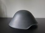 Originele DDR NVA Stahlhelm M56/66 – met lederen binnenwerk, Verzamelen, Ophalen of Verzenden, Landmacht, Duitsland, Helm of Baret