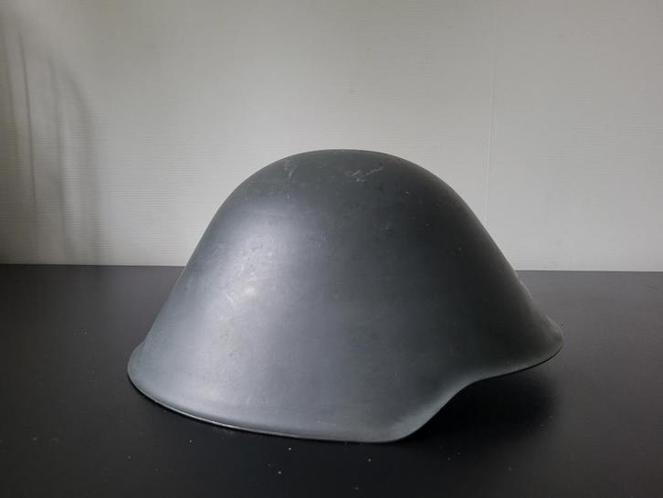 Originele DDR NVA Stahlhelm M56/66 – met lederen binnenwerk, Verzamelen, Militaria | Algemeen, Landmacht, Helm of Baret, Duitsland