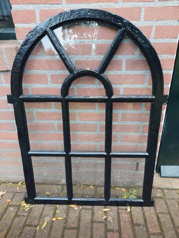 Een zeer mooi gerestaureerd oud gietijzeren stalraam met gla beschikbaar voor biedingen