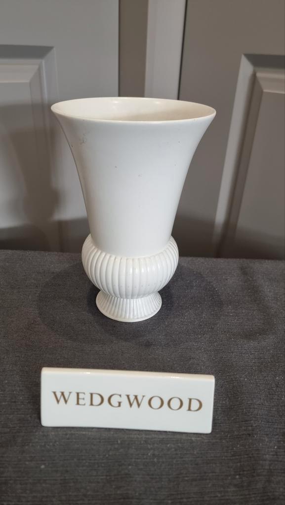 Wedgwood moonstone vaas 21 cm hoog  14 cm doorsnee, Antiek en Kunst, Antiek | Vazen, Ophalen of Verzenden