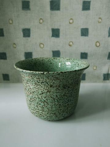 Vintage zeegroene bloempot met bruine spikkeltjes/ 9,5 cm hg beschikbaar voor biedingen