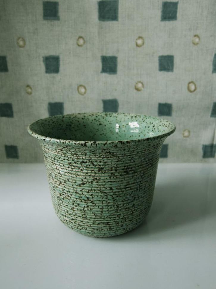 Vintage zeegroene bloempot met bruine spikkeltjes/ 9,5 cm hg, Antiek en Kunst, Antiek | Keramiek en Aardewerk, Ophalen of Verzenden