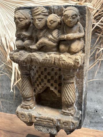 Oude unieke stenen altaar tempel  beschikbaar voor biedingen