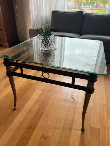 Gratis salontafel met glazen blad beschikbaar voor biedingen