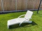 Ligbed met kussen, Tuin en Terras, Ophalen, Zo goed als nieuw, Kunststof, Verstelbaar