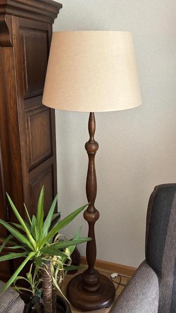 Eiken staande lamp beschikbaar voor biedingen