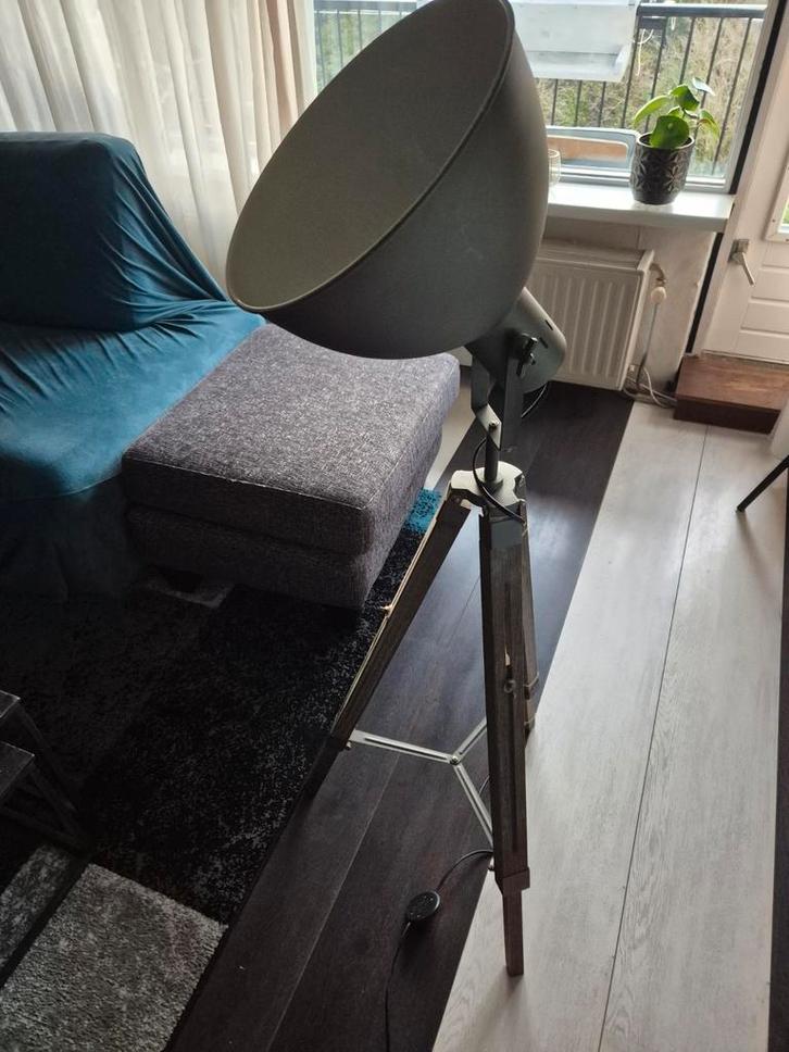 Industriële Staande Lamp Grijs/Hout, Huis en Inrichting, Lampen | Vloerlampen, Gebruikt, 100 tot 150 cm, Hout, Metaal, Ophalen of Verzenden