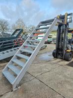 Stalen trap met bordes grijs. Hoog 2,4 mtr. Nob063