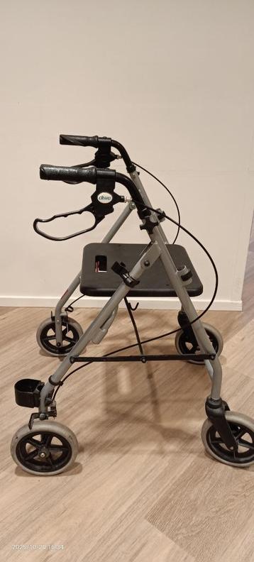 Inklapbaar lichtgewicht rollator beschikbaar voor biedingen