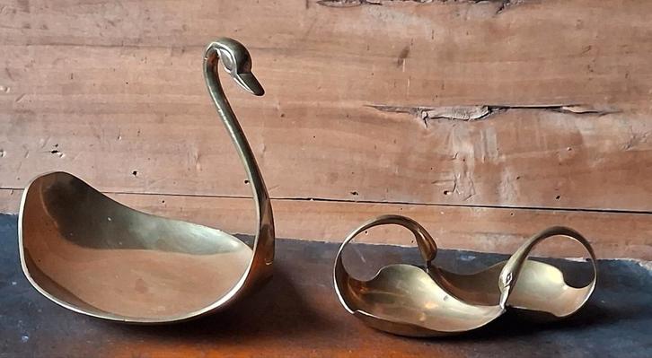 Schaal. Zwanenschaaltjes. 2 st. Messing. Ca 1970, Huis en Inrichting, Woonaccessoires | Schalen en Manden, Zo goed als nieuw, Schaal