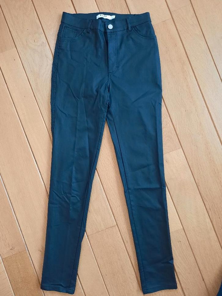 NA-KD broek zwart wax maat M - nieuw -, Kleding | Dames, Broeken en Pantalons, Nieuw, Zwart, Lang, Ophalen of Verzenden