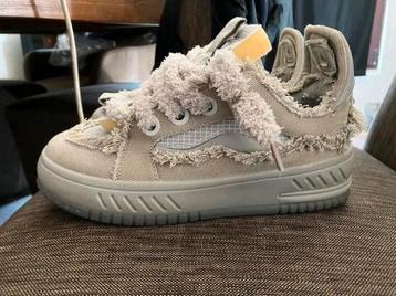 Schoenen beschikbaar voor biedingen