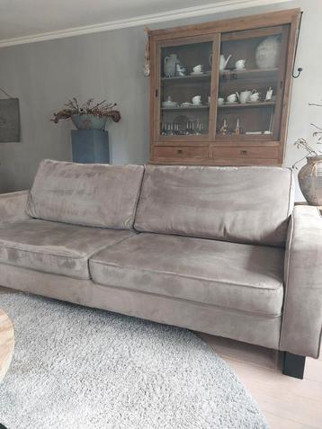 Mooie 4 zitsbankstel in goede staat. Kleur grijs. beschikbaar voor biedingen