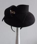 Haarbandhoedje donkerbruin met goudkleurig accentje, Kleding | Dames, Ophalen of Verzenden, Zo goed als nieuw, One size fits all