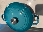 NIEUWE Le Creuset Signature 22 cm Caribean Teal 3,3 liter, Huis en Inrichting, Gietijzer, Nieuw, Ophalen of Verzenden, Keramische plaat