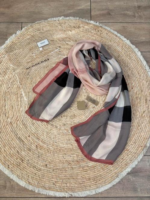 Authentieke Burberry sjaal 100% zijde 190x70 cm, Kleding | Dames, Mutsen, Sjaals en Handschoenen, Zo goed als nieuw, Sjaal, Maat 46/48 (XL) of groter